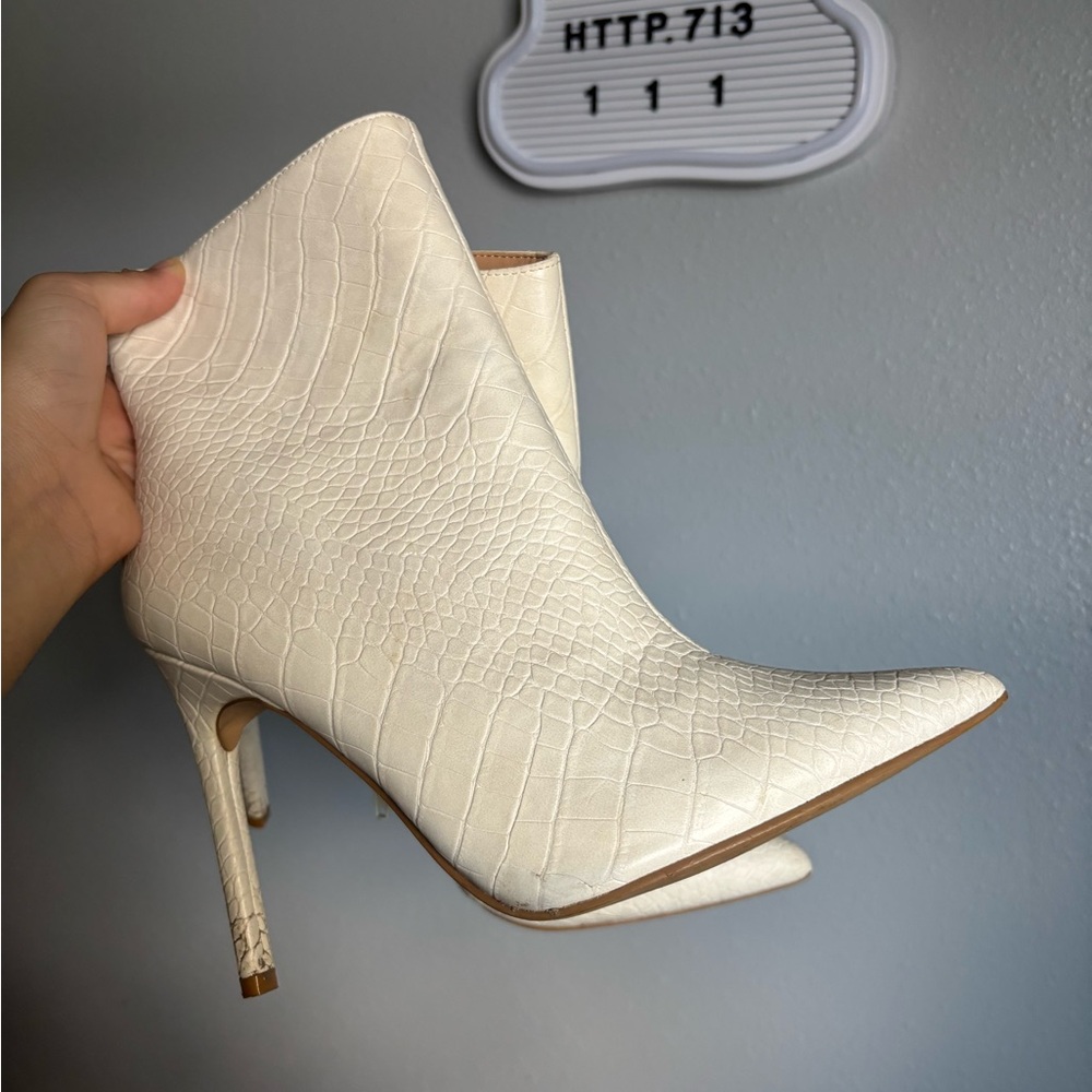 Express Elegant White Croc-Embossed Ankle Boots